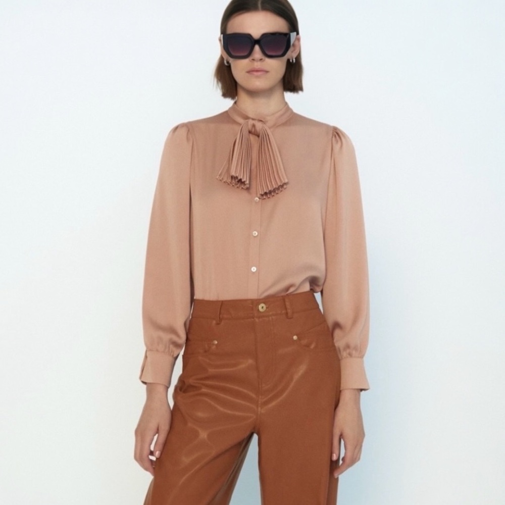 New! ZARA FLUIDE À NOEUD Champagne
Rose Gold Bow Tie Blouse Size Medium